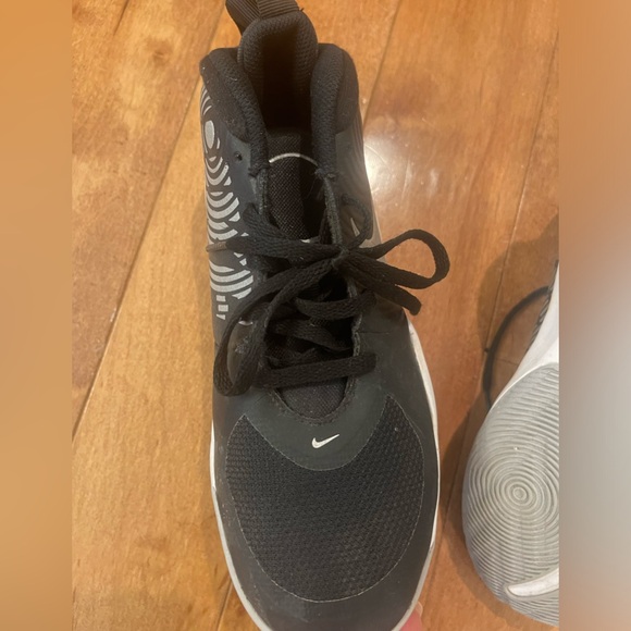 Nike boys basketball shoes size 4.5 Y - Picture 2 of 3
